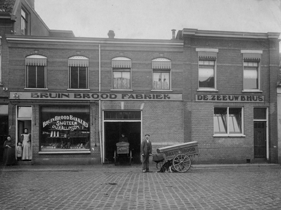119983 Gezicht op de voorgevel van de Bruinbroodfabriek De Zeeuw van B. Hus (Waterstraat 69) te Utrecht.